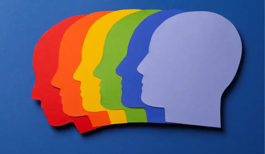 Wizualizacja strategii progressive profiling: zestaw nakładających się kolorowych profili ludzkich głów, ilustrujących stopniowe gromadzenie danych o kliencie w systemie marketing automation w celu poprawy konwersji.