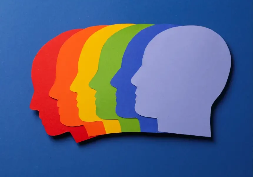 Wizualizacja strategii progressive profiling: zestaw nakładających się kolorowych profili ludzkich głów, ilustrujących stopniowe gromadzenie danych o kliencie w systemie marketing automation w celu poprawy konwersji.